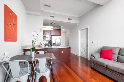 Grand 1br W Rooftop Pool & Gym