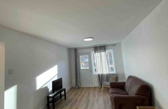 Grand 4,5 rénové à neuf près de bus et autoroute!