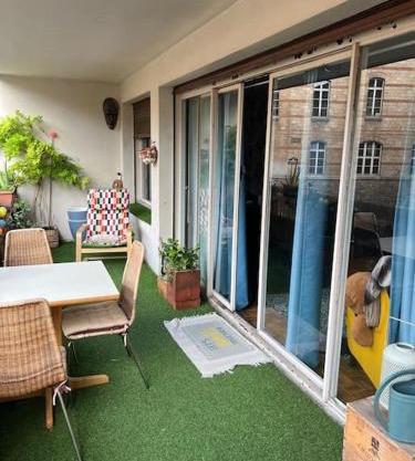 Grand appartement avec balcon et parking gratuit sur place