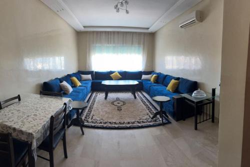 Grand appartement ensoleillé, suite parentale, 2 salons, 2 salles de bains, 2piscines, stationnement privé, à 750m de la plage Mimosa