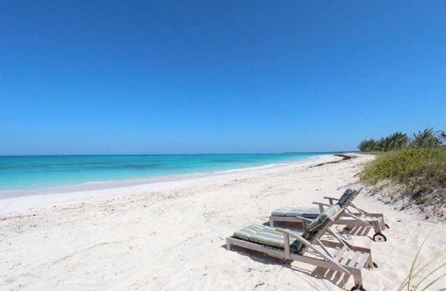 Gran Beachfront Estate en cinco acres privada w / kayaks, hamacas, Snorkeling