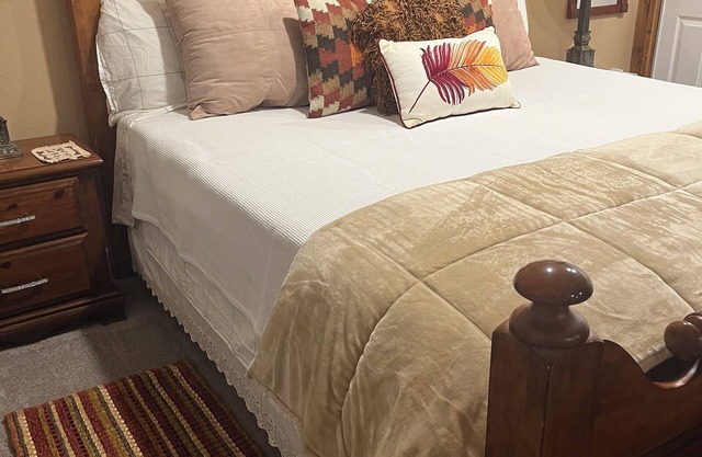 GRAND CHAMPION Centrally located 2nd story apartment. Walk to historic Square.