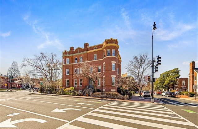 Puesto de mando perfecto para explorar DC | ESTACIONAMIENTO | ¡TARIFAS MENSUALES DISPONIBLES!