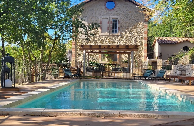 Grand Domaine Avec Piscine, à 8km des Gorges de l' Ardèche, 23 Personnes