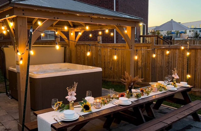 Grand family retreat w/ 7 BR, Pool Table & Hot Tub