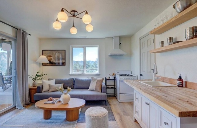 Grand Fir Suite w/ Private Hot Tub & Views!