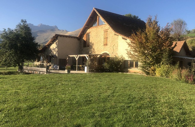 Grand Gite Pour 10 Pers en Pleine Nature vue sur Montagnes de Céüse et Dévoluy