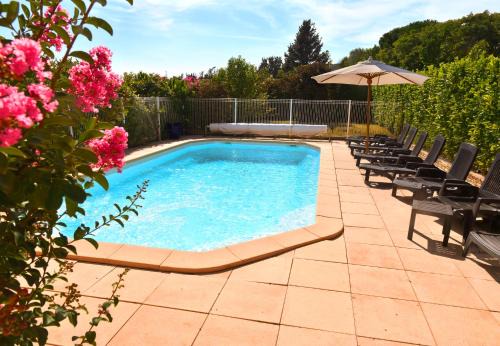 Grand Jardin privatif ombragé de 800 m2 avec entrée privée-Grande Piscine Partagée au Sel - Déco cosy tout confort - Proche Commodités