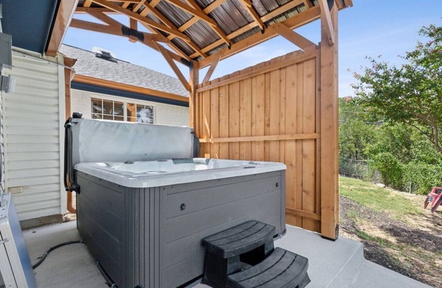 Grand Lakehouse + Hot Tub + Kayaks + Bunk House!