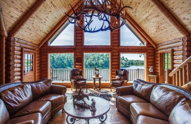 Grand Luxurious Lodge (Lake Front) en los hermosos 700 acres en Cedar Cove Ranch