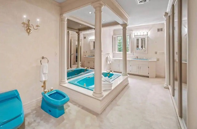 Grand Manor Retreat/ Indoor Heated Pool - 10 Acre