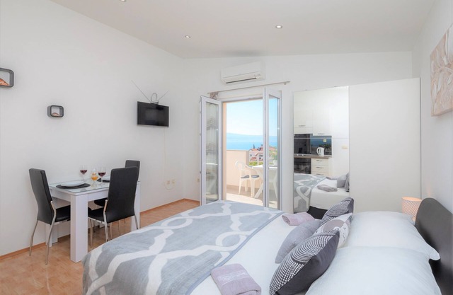 Grand Modern Beach Studio