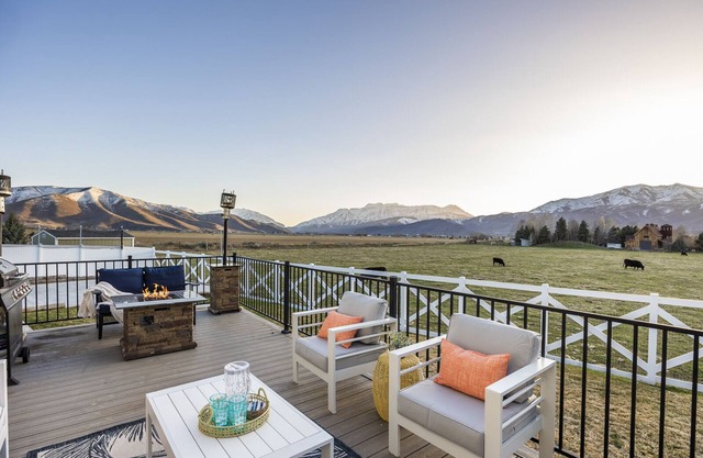 Grand Mountain Retreat- Sleeps 28- Breathtaking Views, Pickleball court