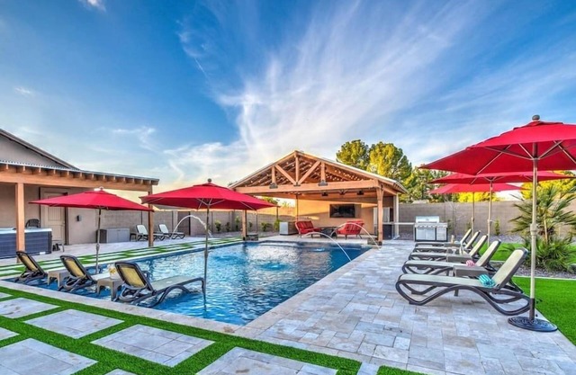 ¡NUEVA PROPIEDAD! INCREÍBLE ESPACIO AL AIRE LIBRE, PISCINA CLIMATIZADA / SPA, 5bd, / 4ba, DUERME 15