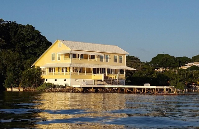 Gran casa frente al mar con spa privado, amplias salas de estar, impresionantes vistas