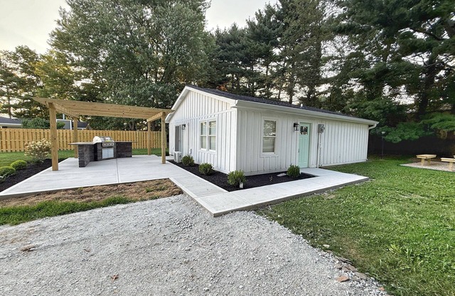 Grand Park Cottage - sleeps 12 steps from Grand Park