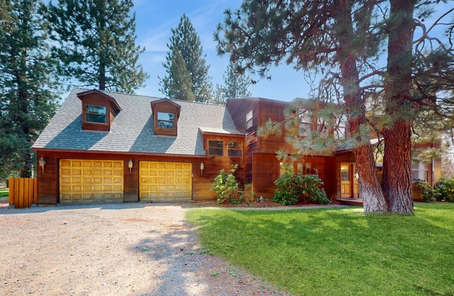 Grand Retreat on 5-Acre Lot with Private Hot Tub & Fireplaces, Mins to Slopes
