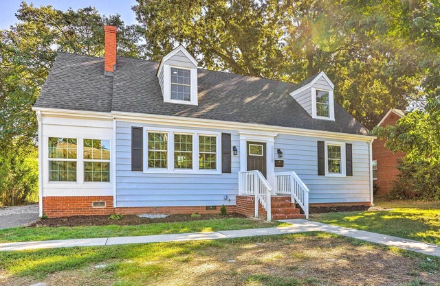 Grand Richmond Home w/ Great Location & Views