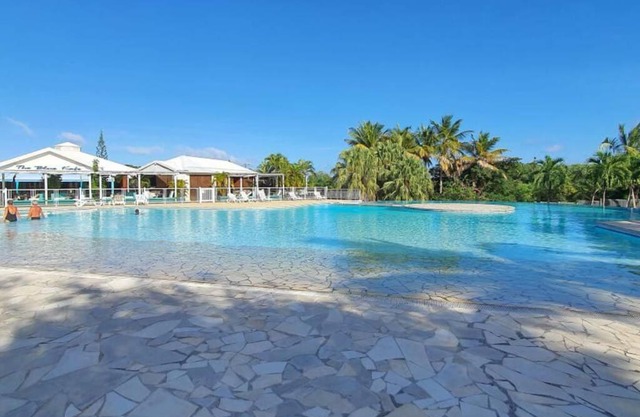 Grand Studio Zen idéalement situé à Saint-François avec piscine et terrasse
