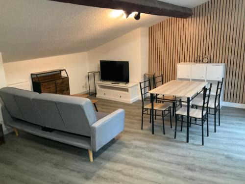 Grand T3 Wifi 2 chambres 82m2 centre Foix stationnement devant le logement
