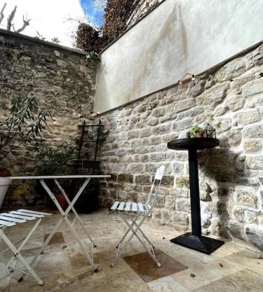 Grand triplex calme avec cour privée