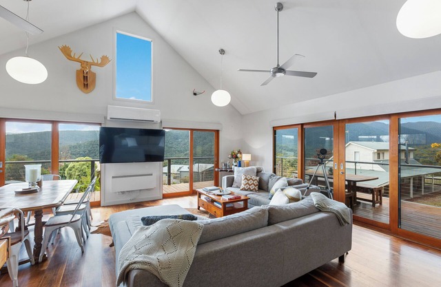 Grand View Chalet: 4 BR, 2 BA House in Merrijig, Sleeps 10