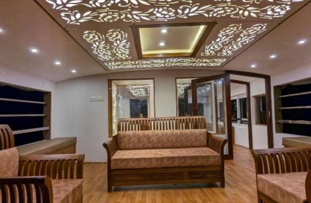 Grand villa Luxury Houseboat : King Suite with Balcony