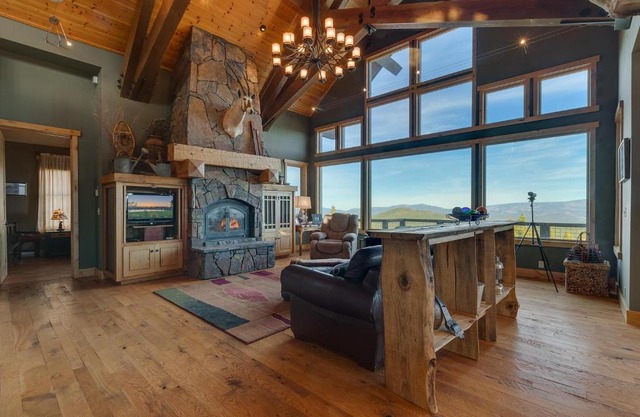 Grand Vista Lodge by Tahoe Getaways - 5 BR with Stunning Views, Pool Table, Private Hot Tub & HOA Pool!