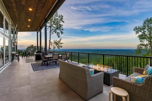 Grand Vista Retreat by AvantStay Luxury Group Retreat w Indoor Pool, Arcade & 56-Mile Views