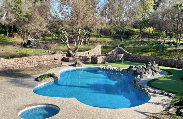The Grand Waterside Estate: Easy Drive to Yosemite