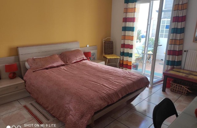 Grande chambre avec garage dans quartier historique
