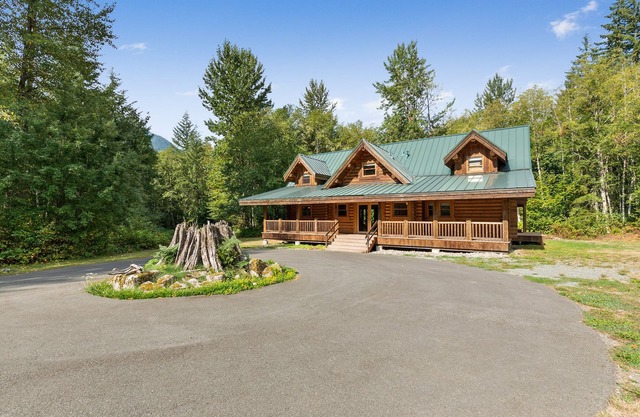 Grande Lodge: luxurious log home on 6+ acres w/ hot tub near hikes & more!