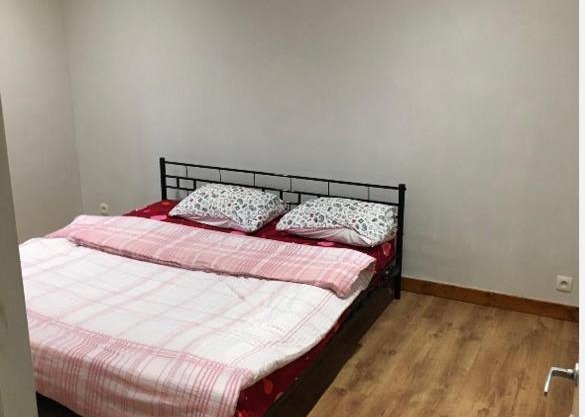 Grande maison avec plusieurs chambres à louer