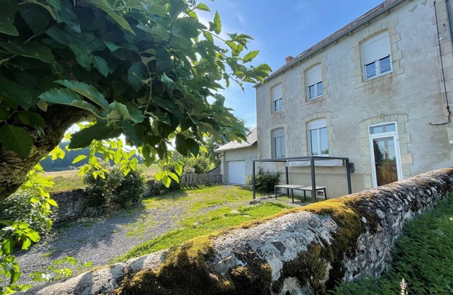 Grande Maison au Cœur de Calme et de la Verdure du Cantal