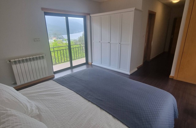 Grande Villa Avec Terrasse et Piscine Située Face au lac