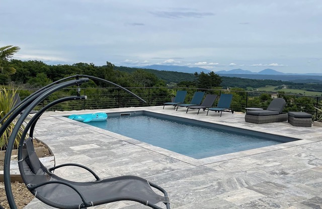 Grande Villa Moderne Avec Piscine et 5 Chambres sur Grand Terrain