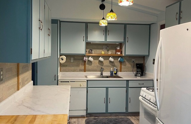 Charming 3-bedroom corporate apartment / duplex with WiFi, AC in Lake Ann