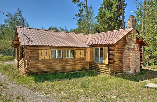 'Grandpa's Cabin' ~ 30 Miles to Yellowstone!