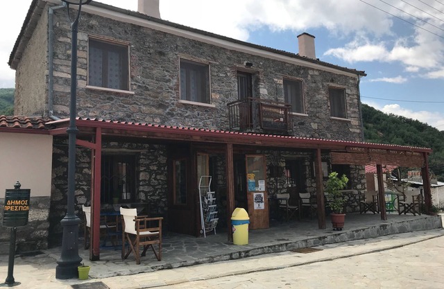 Apartamento / cafetería del abuelo.