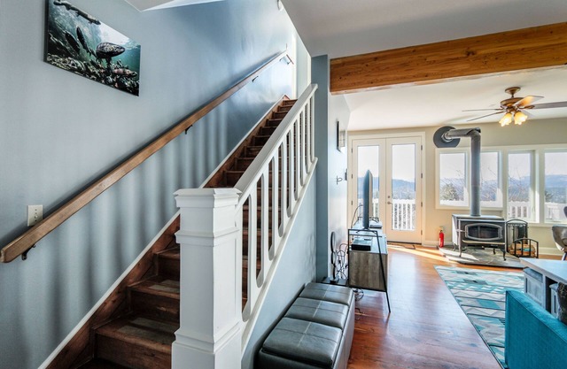 Grandview 3 Bedroom Home by RedAwning