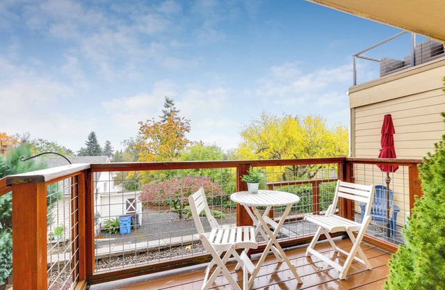 Grandview ADU - Stylish, comfortable, 1 bed/2 bath apartment close-in!
