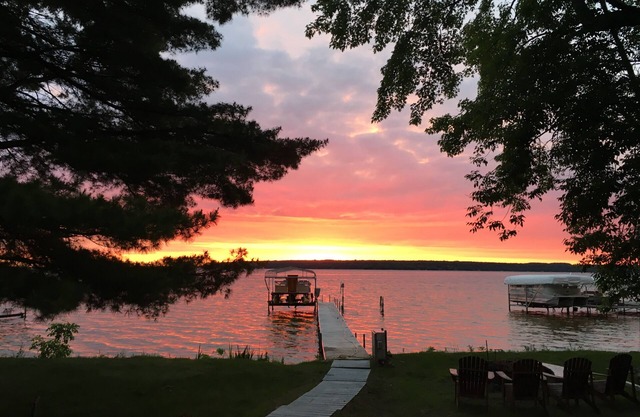 4 Dormitorio Cottage en Mullett Lake, cerca de Mackinaw y Petoskey en Vías Navegables