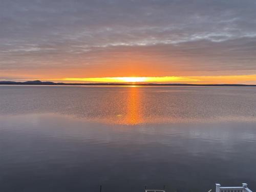 GRANDVIEW LAKEFRONT LIMIT 9 villa