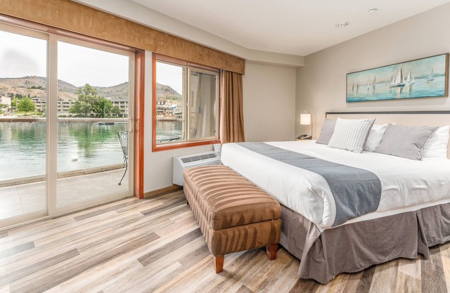 Grandview River View 713! Waterfront King View Suite with River View!
