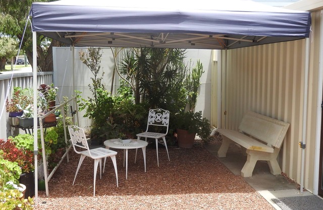 Granny flat just 3 minutes walk to the beach.