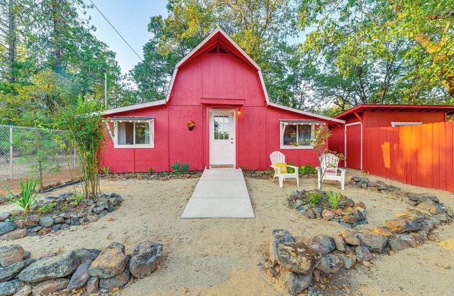 Grants Pass Cottage ~ 8 Mi to Rogue River!