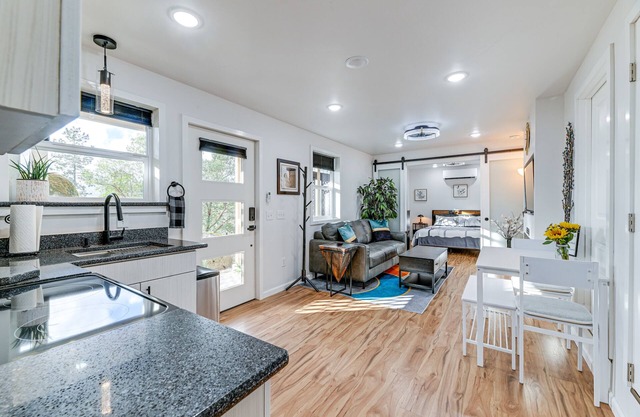 Grants Pass Retreat w/ Hot Tub & Mountain Views!