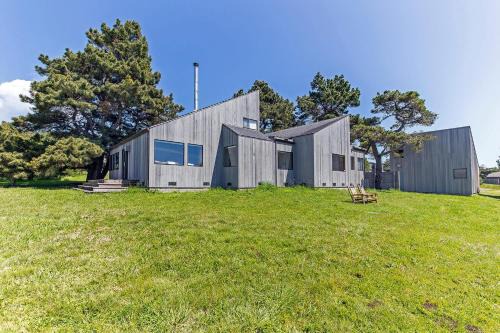 Grateful Getaway with Fireplace and Scenic Views