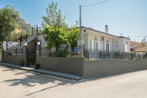 Gray House Salamina