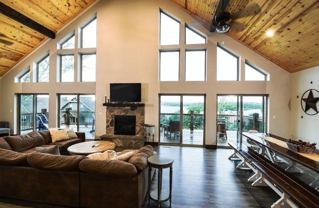 “Gray Wolf Lodge” - Luxury, Wheelchair Friendly Lakeview Home pickleball court